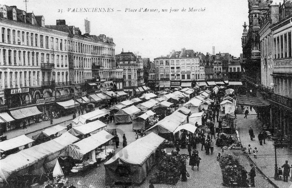 Le marché sur la place d'Armes au début du 20ème siècle
